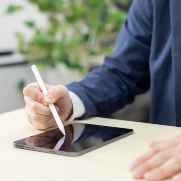 明るいオフィスの会議室に置かれたノートパソコンと椅子