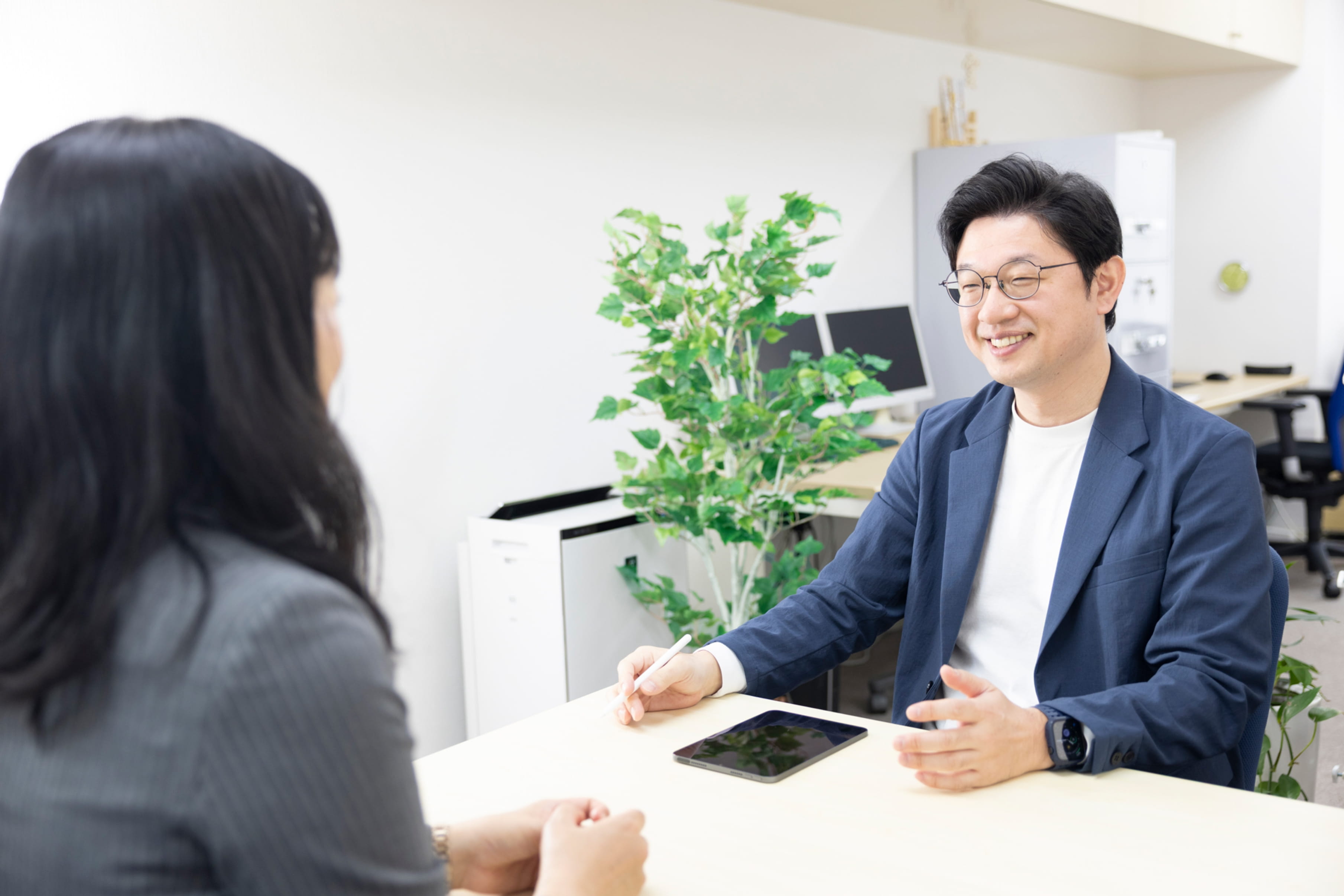 スーツ姿の男性と女性が話している