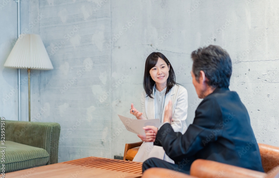 スーツ姿の女性と男性の打ち合わせの様子