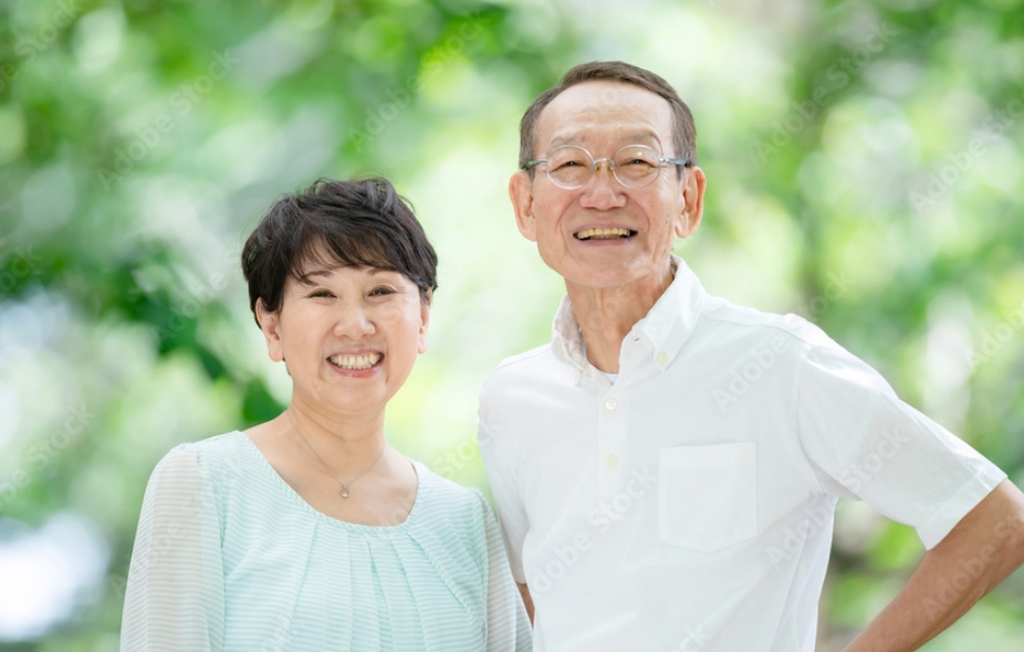微笑む高齢の男女